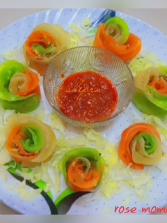 कलरफुल स्टीम बेज़ रोज़ मोमोज(colorful steam veg rose momos recipe in Hindi) रेसिपी मुख्य फोटो