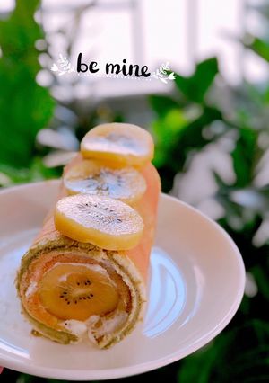 Hình của món Bánh trà xanh cuộn kiwi - mini roll green tea cake with kiwies 🥝🥝🥝.