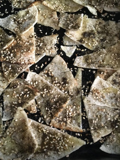 Una foto de Pan árabe con Za'atar y ajonjolí / Manakish Za'atar