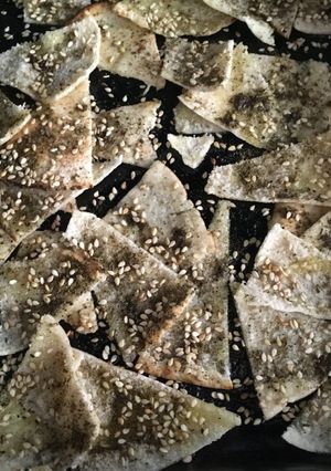 Una foto de Pan árabe con Za'atar y ajonjolí / Manakish Za'atar
