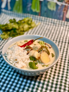 Una foto de Sopa de coco y pollo thai