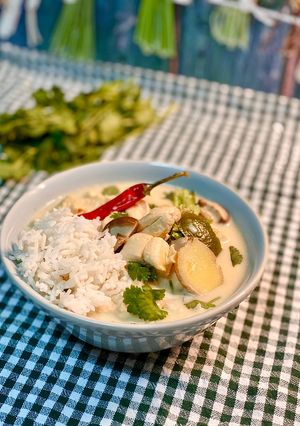 Una foto de Sopa de coco y pollo thai