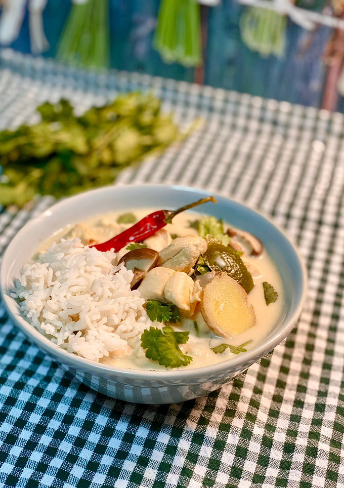 Una foto de Sopa de coco y pollo thai