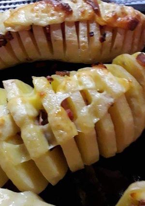 Una foto de Papa acordeon con panceta y queso