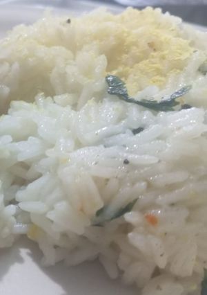Una foto de Arroz vegano con limón y perejil