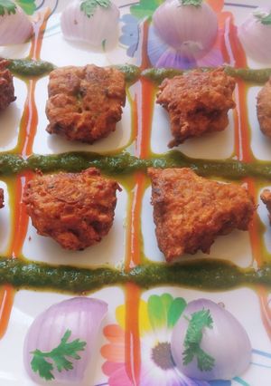 A picture of Bottle gourd and cucumber pakoda.