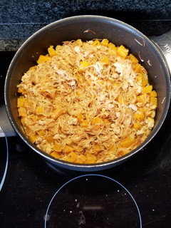 Una foto de Fideos con calabaza, pollo y pavo