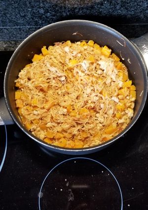 Una foto de Fideos con calabaza, pollo y pavo