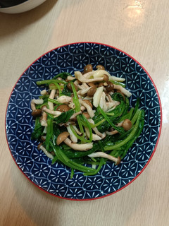 菠菜炒鴻喜菇 的食譜成品照片