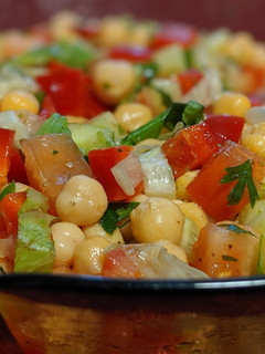 Una foto de Ensalada de garbanzos y pepino