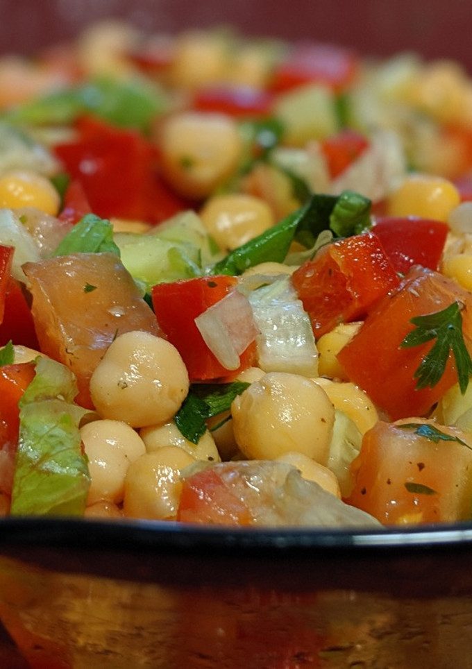 Una foto de Ensalada de garbanzos y pepino