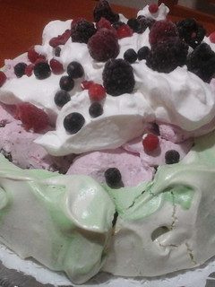 Pavlova torta erdei gyümölcsökkel, gluténmentesen recept fotója