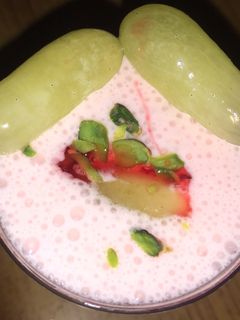 स्ट्रॉबेरी अंगूर शॉट्स (Strawberry angoor shots recipe in hindi) रेसिपी मुख्य फोटो