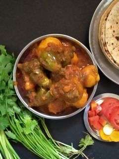 મસાલેદાર રીંગણ બટાકા નું શાક (Masaledar Ringan Bataka Shak Recipe In Gujarati) રેસીપી મુખ્ય ફોટો
