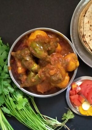 મસાલેદાર રીંગણ બટાકા નું શાક (Masaledar Ringan Bataka Shak Recipe In Gujarati) રેસીપી મુખ્ય ફોટો