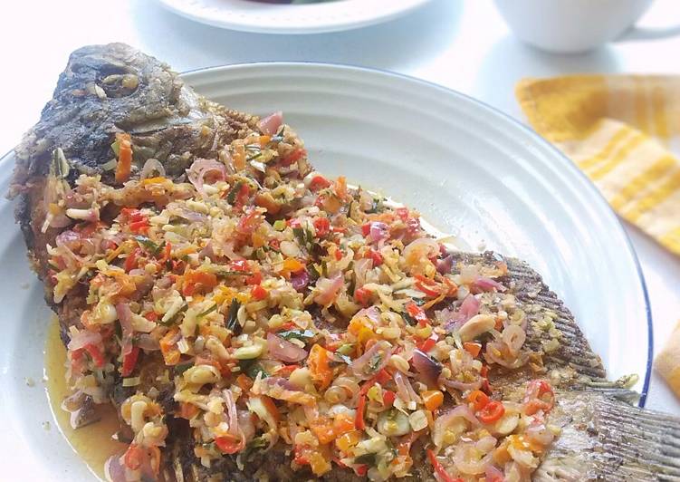 Bagaimana meracik Gurame Goreng Tumis Pedas yang Enak Banget