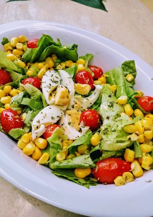 Una foto de Ensalada de vegetales y huevo