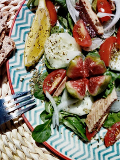 Una foto de Ensalada veraniega con caballa y higos