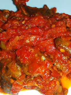 Una foto de Hígado con tomate