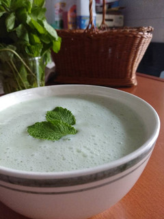 Una foto de Crema fría de pepino y yogur con hierbabuena
