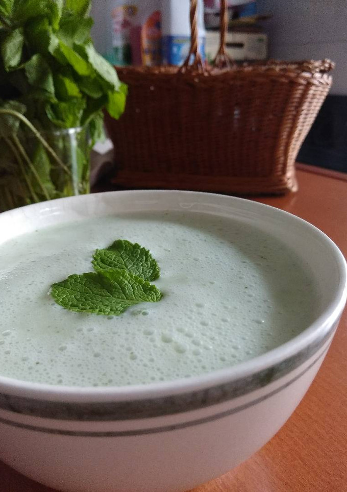 Una foto de Crema fría de pepino y yogur con hierbabuena