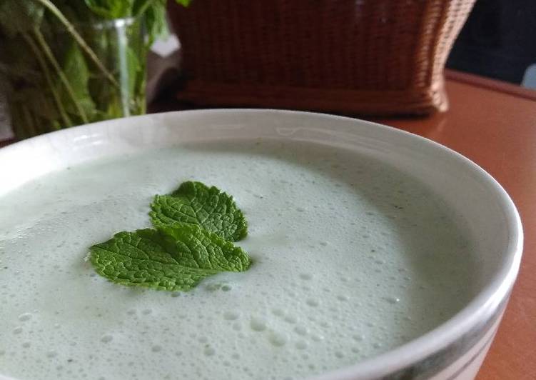 Crema fría de pepino y yogur con hierbabuena