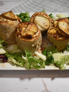Una foto de Pizza rolls de queso de cabra, pera y nueces en airfryer