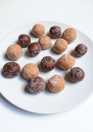 Una foto de Bolitas veganas dulces - postre o snack