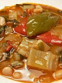 Una foto de Alubias blancas con acelgas, hinojo y puntas de pimientos