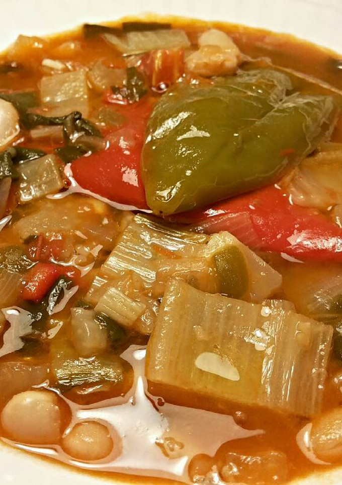 Una foto de Alubias blancas con acelgas, hinojo y puntas de pimientos