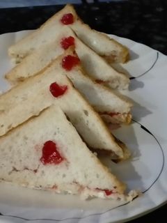 मलाई जेम सैंडविच (malai jam sandwich recipe in Hindi) रेसिपी मुख्य फोटो