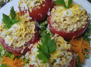 Una foto de Tomates Rellenos Para La Mesa Navideña