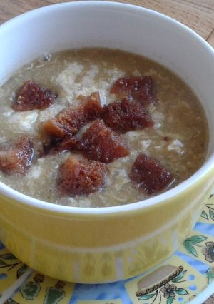 Una foto de Crema de verduras y carne con crustones.... aprovechando las sobritas