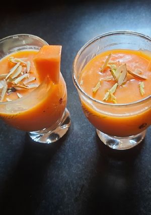 પપૈયા મિલ્ક શેક (Papaya Milk Shake Recipe In Gujarati) રેસીપી મુખ્ય ફોટો