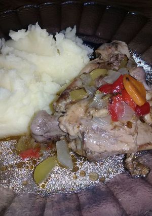 Una foto de Pata muslo con vegetales