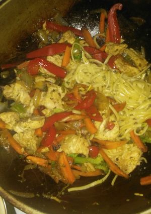 Una foto de Salteado de verduras con pollo y fideos