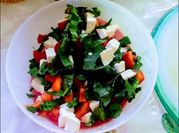 Una foto de ensalada de espinaca