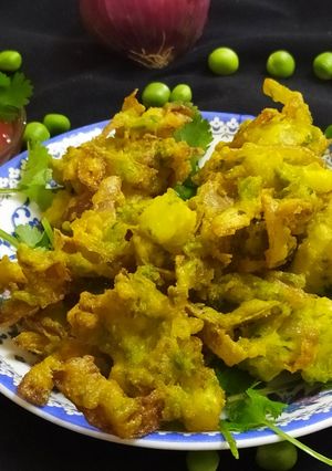 हरी पीली होली फ्रिटर्स (hari peeli holi fritters recipe in hindi) रेसिपी मुख्य फोटो