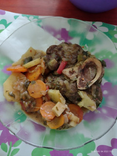 Una foto de Osobuco con verduras