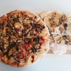 Steak pizza A picture of Steak pizza.