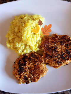 Una foto de Hamburguesa vegetariana, de tofu y vegetales. Guarnición arroz