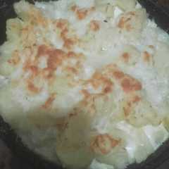 Una foto de Papas a los 4 quesos con crema