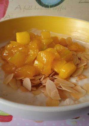 Foto principal de Yogurt con avena, almendra y mango caramelizado