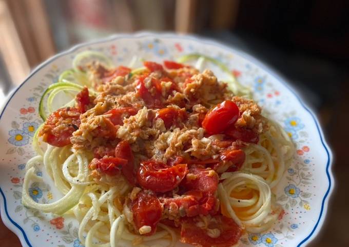 Spaghetti di zucchine con ragù di pesce
