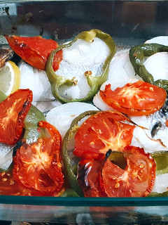Una foto de Lubina al horno con verduras