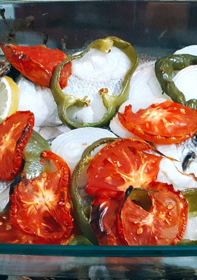 Una foto de Lubina al horno con verduras