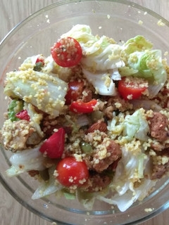 Una foto de Ensalada templada de couscous y falafel