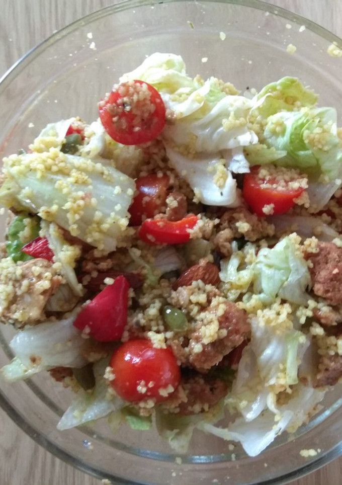 Una foto de Ensalada templada de couscous y falafel