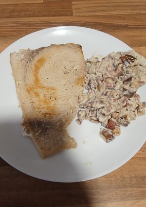Una foto de Emperador con salsa de setas y jamón