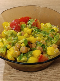 Una foto de Ensalada de salmón, aguacate y mango